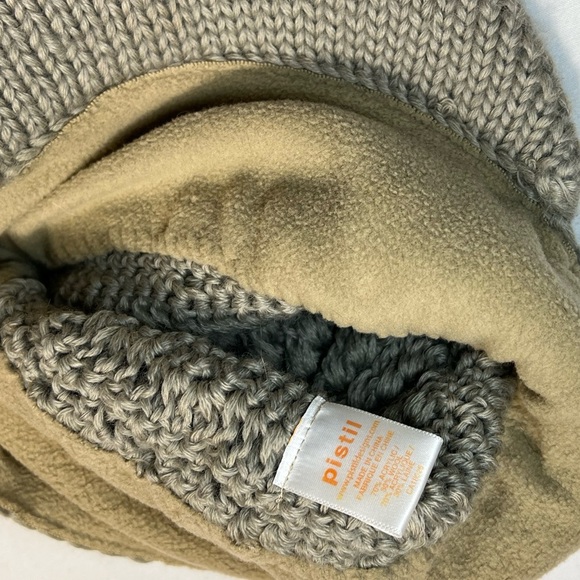 Pistil adult size knitted brim beanie hat gray with button detail - Picture 4 of 4